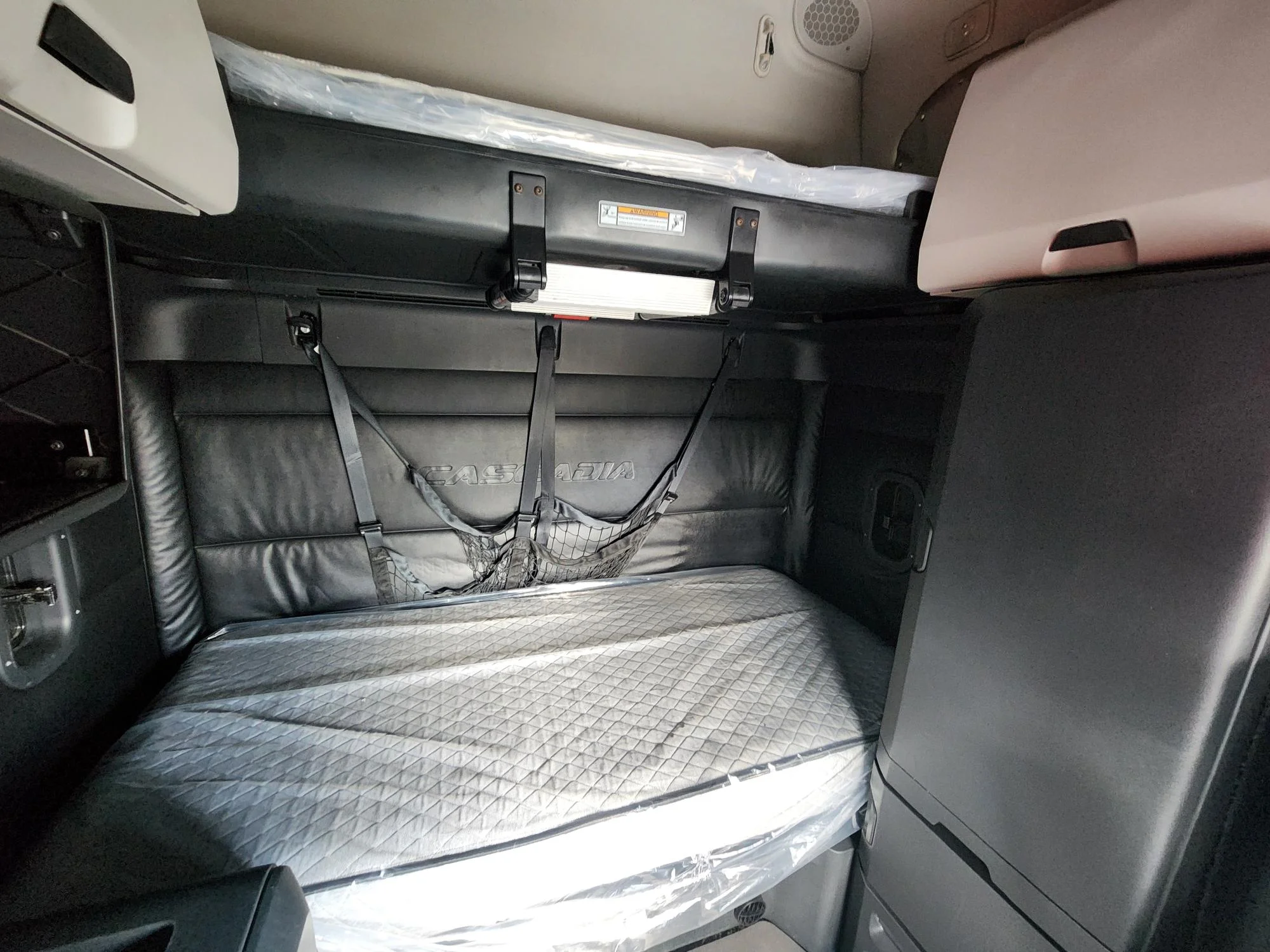 2023 Freightliner Cascadia in Fresno, CA — photo 8