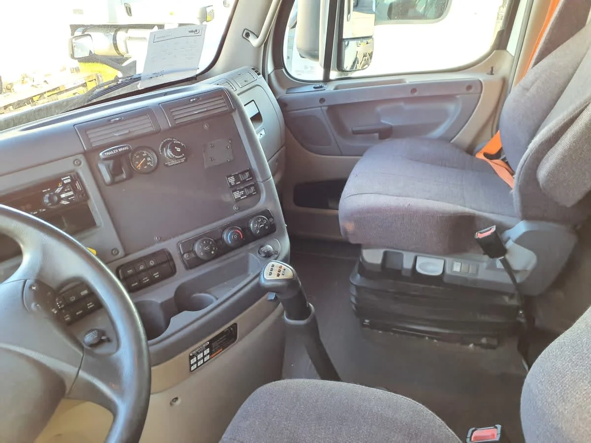2020 Freightliner Cascadia in Altoona, IA — photo 7