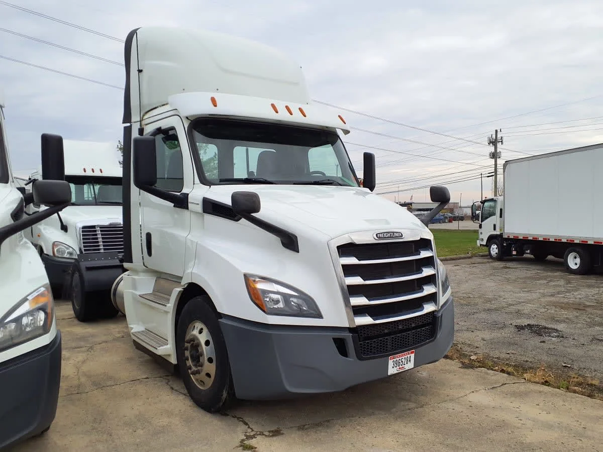 2020 Freightliner Cascadia in Indianapolis, IN — photo 3