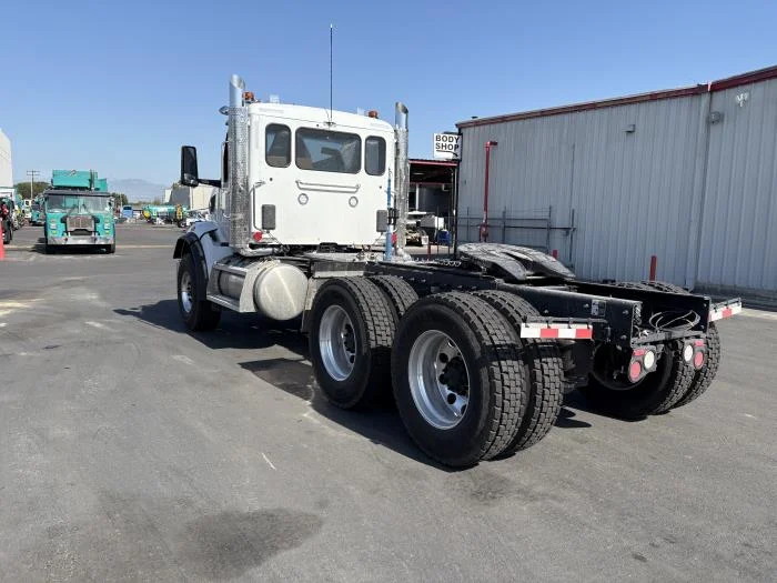 2027 Peterbilt 567 in Sylmar, CA — photo 8