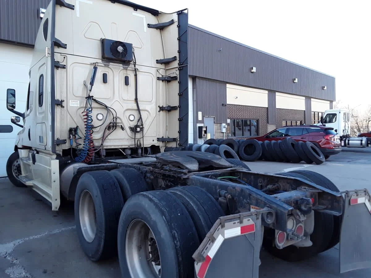 2019 Freightliner Cascadia in Kansas City, MO — photo 6