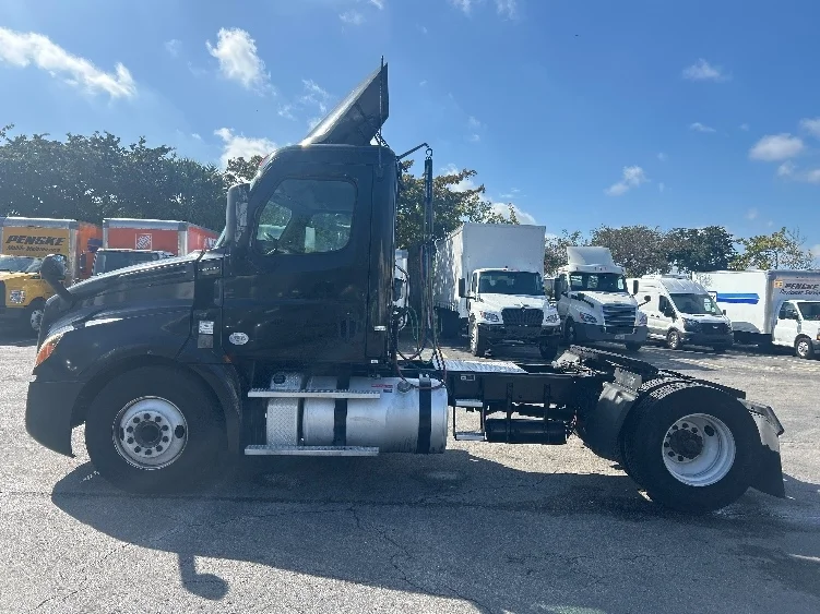 2019 Freightliner Cascadia in Medley, FL — photo 4