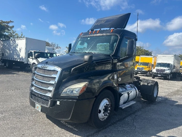 2019 Freightliner Cascadia in Medley, FL — photo 3