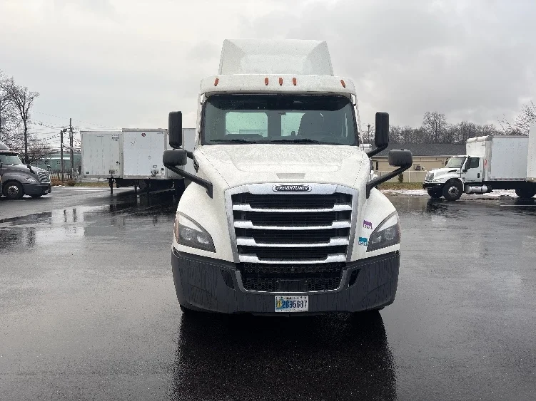 2020 Freightliner Cascadia - image 2