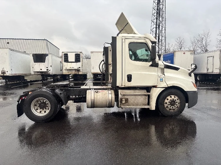 2020 Freightliner Cascadia - image 8