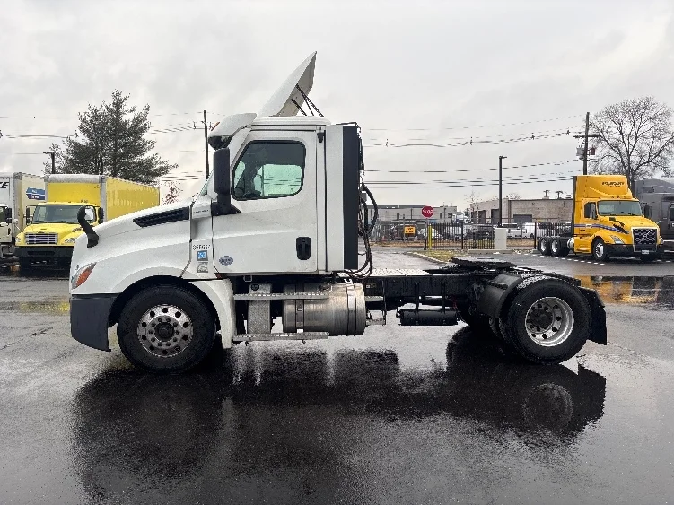 2020 Freightliner Cascadia - image 4