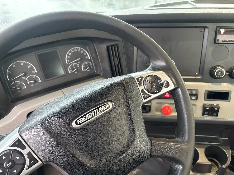 2020 Freightliner Cascadia - image 10