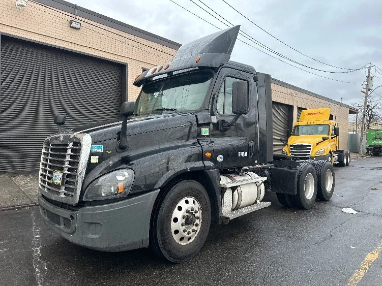 2018 Freightliner Cascadia in West Babylon, NY — photo 3