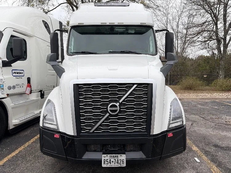 2022 Volvo VNL 760 - image 2
