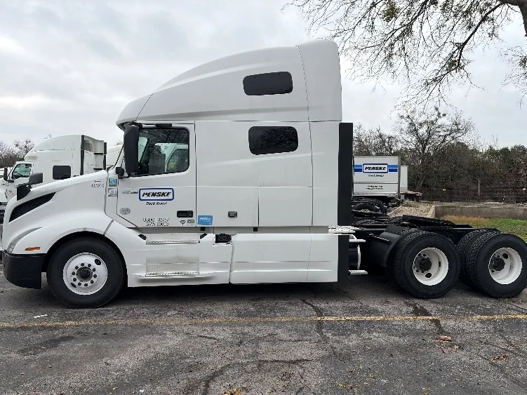 2022 Volvo VNL 760 - image 4
