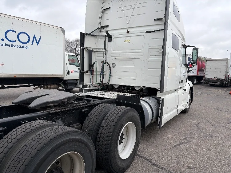 2022 Volvo VNL 760 - image 7