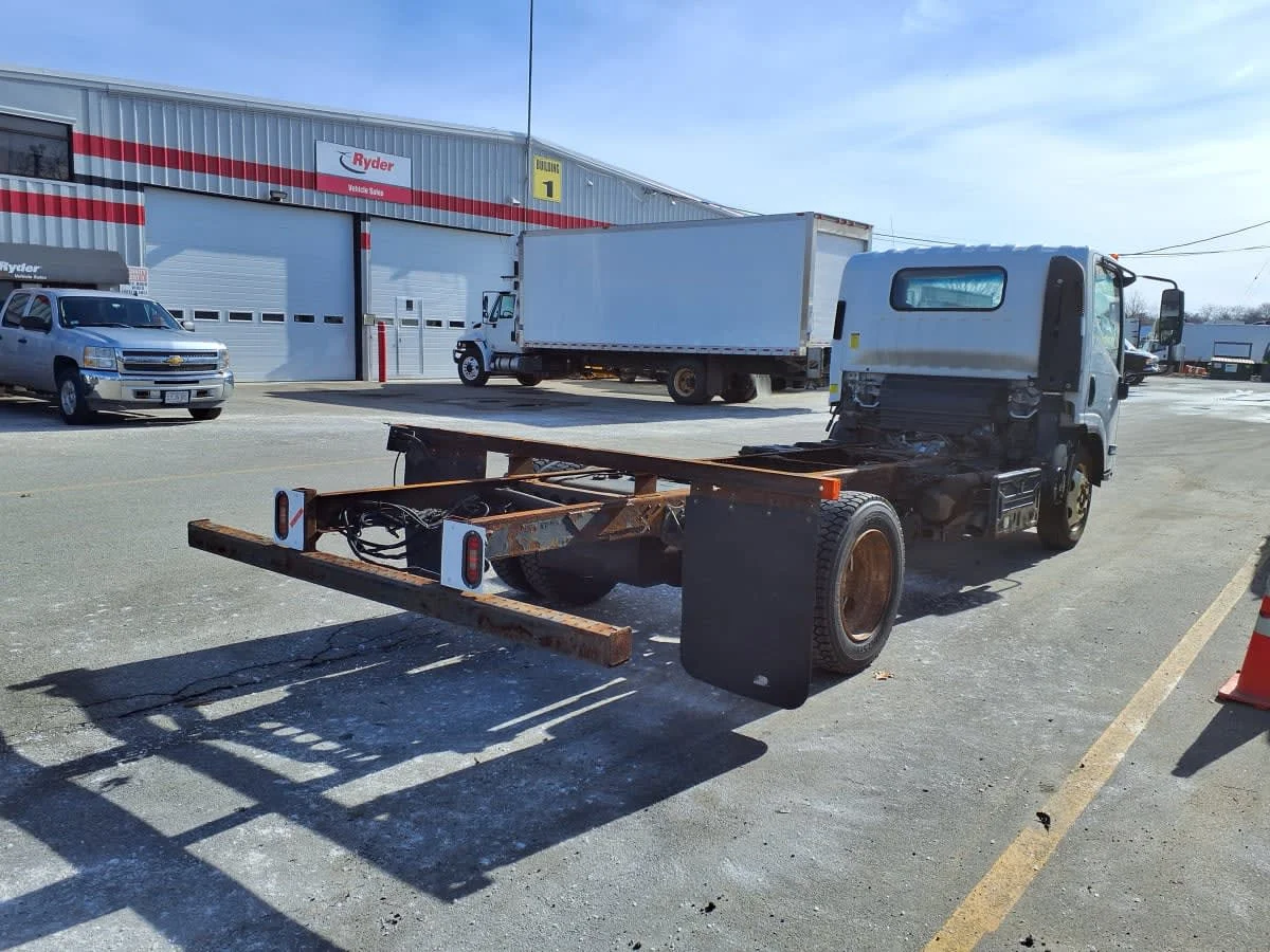 2017 Isuzu NRR - image 4