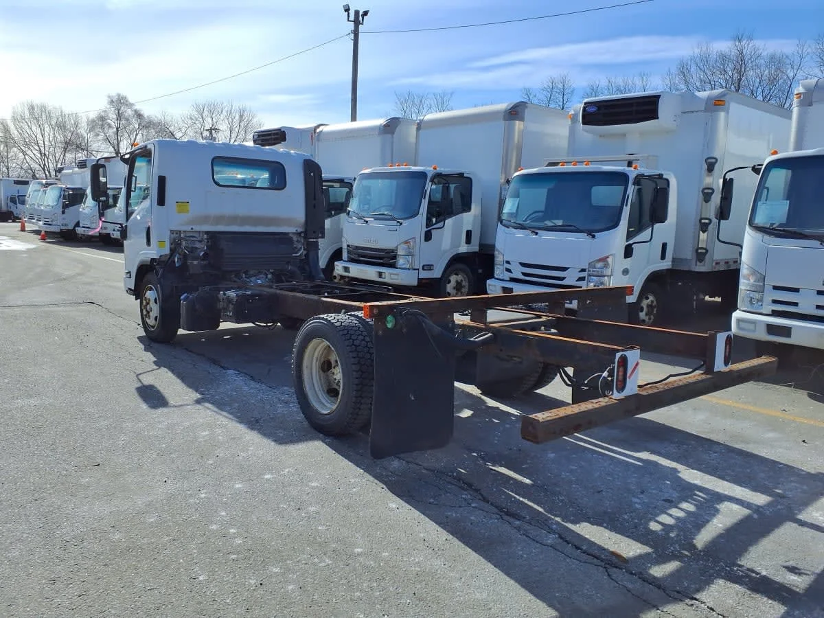 2017 Isuzu NRR - image 6