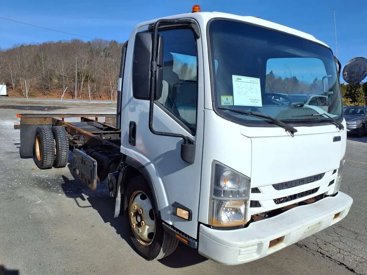 2017 Isuzu NRR in Salisbury, MA — photo 3