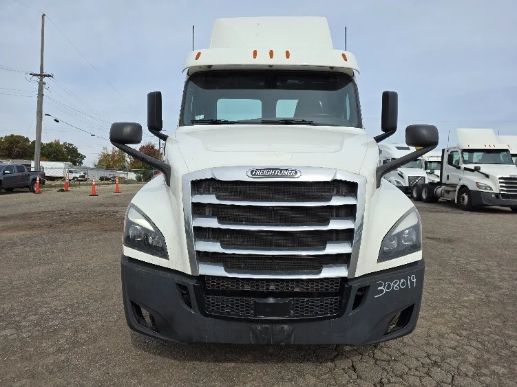 2020 Freightliner Cascadia - image 2