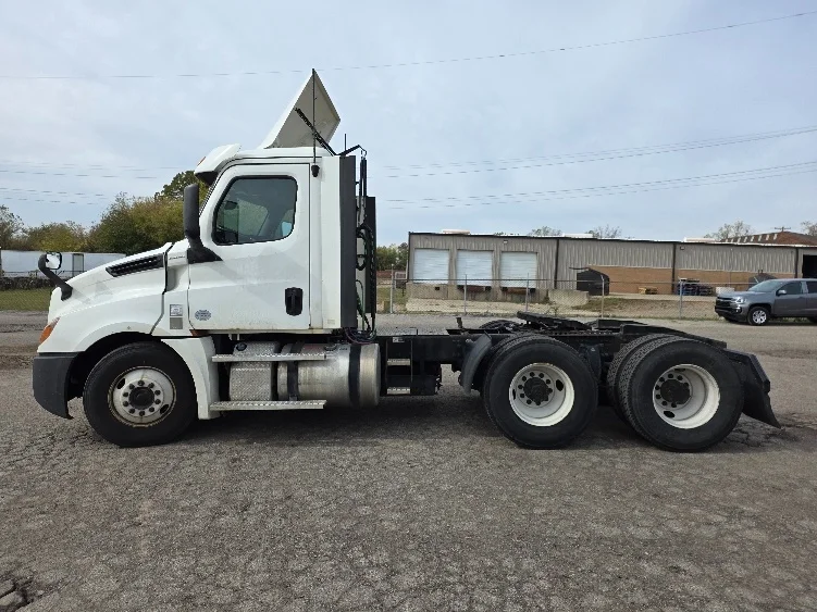 2020 Freightliner Cascadia - image 4