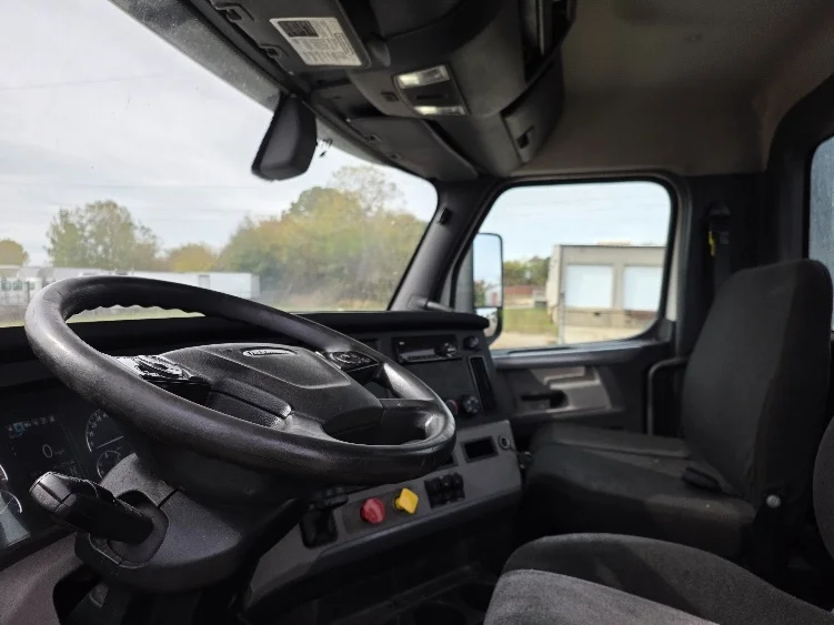 2020 Freightliner Cascadia - image 10