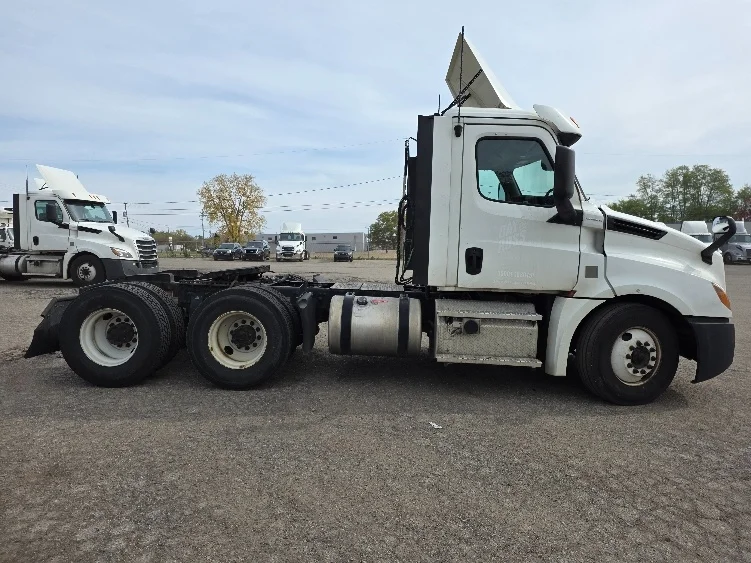2020 Freightliner Cascadia - image 8