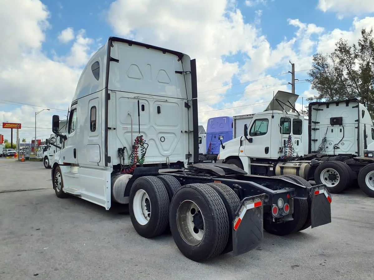 2022 Freightliner Cascadia - image 6