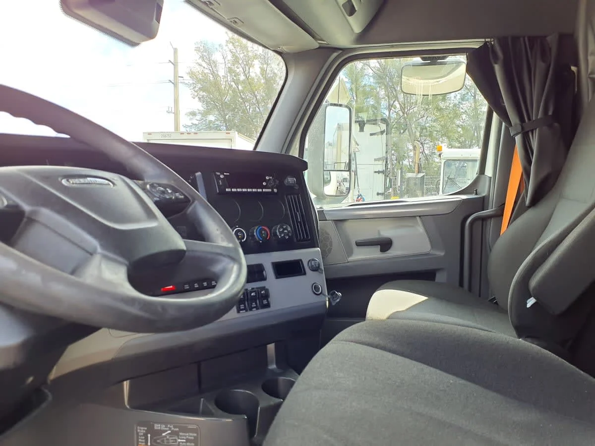 2022 Freightliner Cascadia - image 7