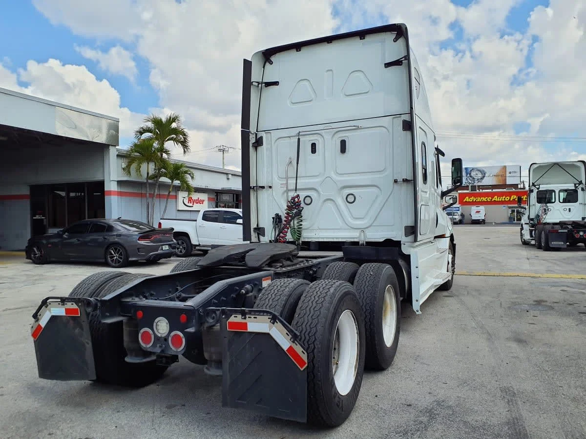 2022 Freightliner Cascadia - image 4