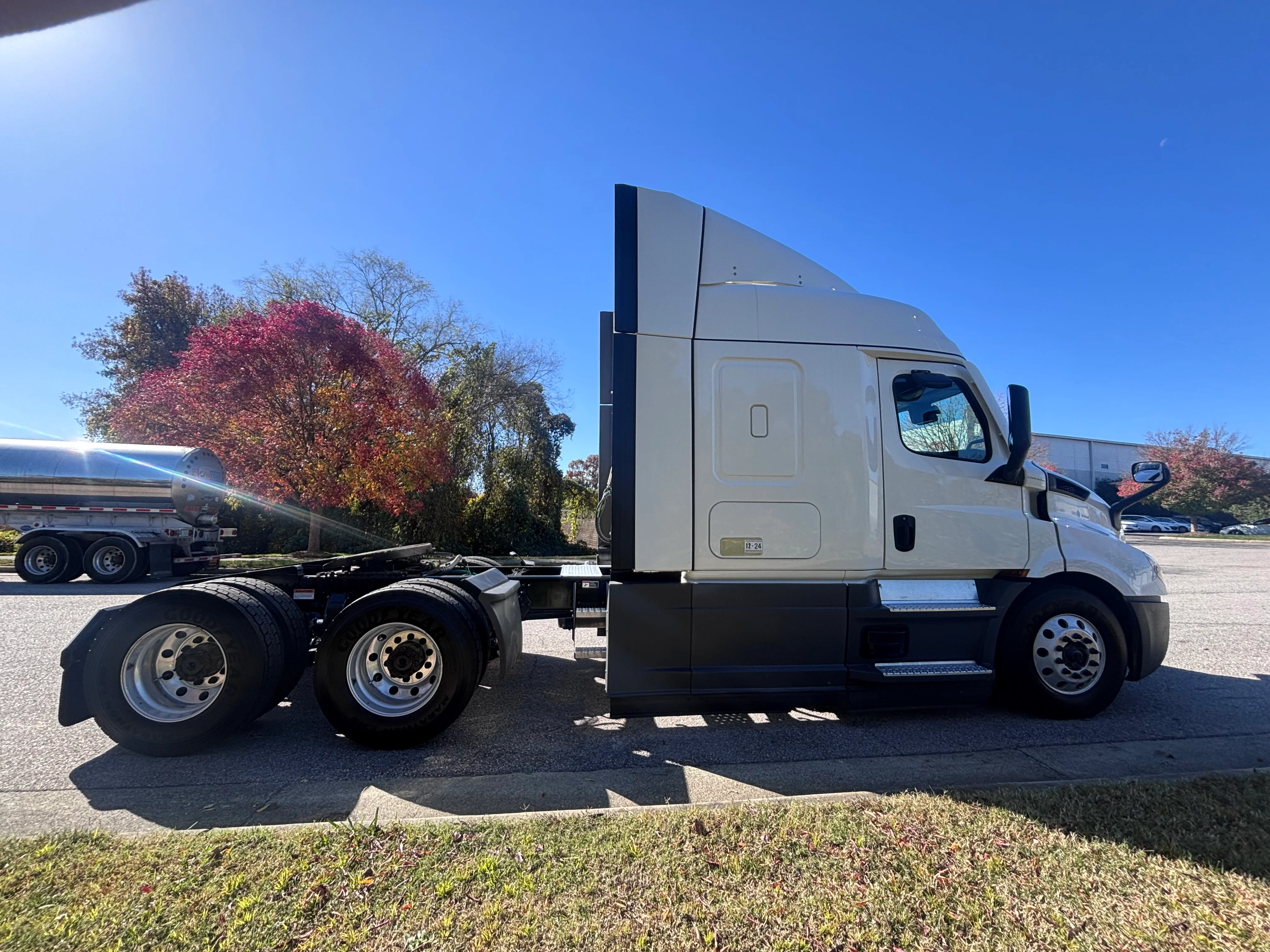 2021 Freightliner Cascadia - image 6