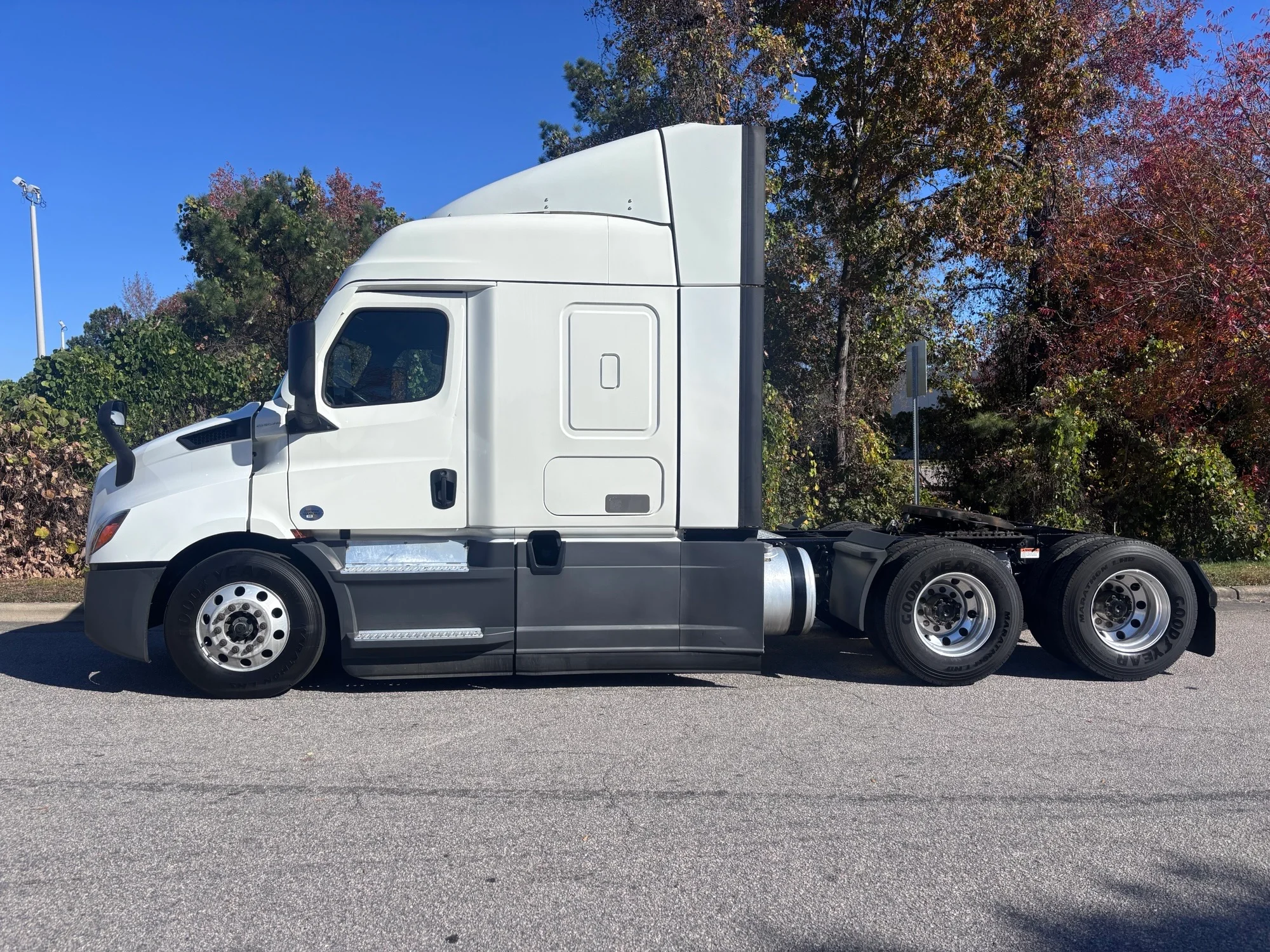 2021 Freightliner Cascadia - image 2