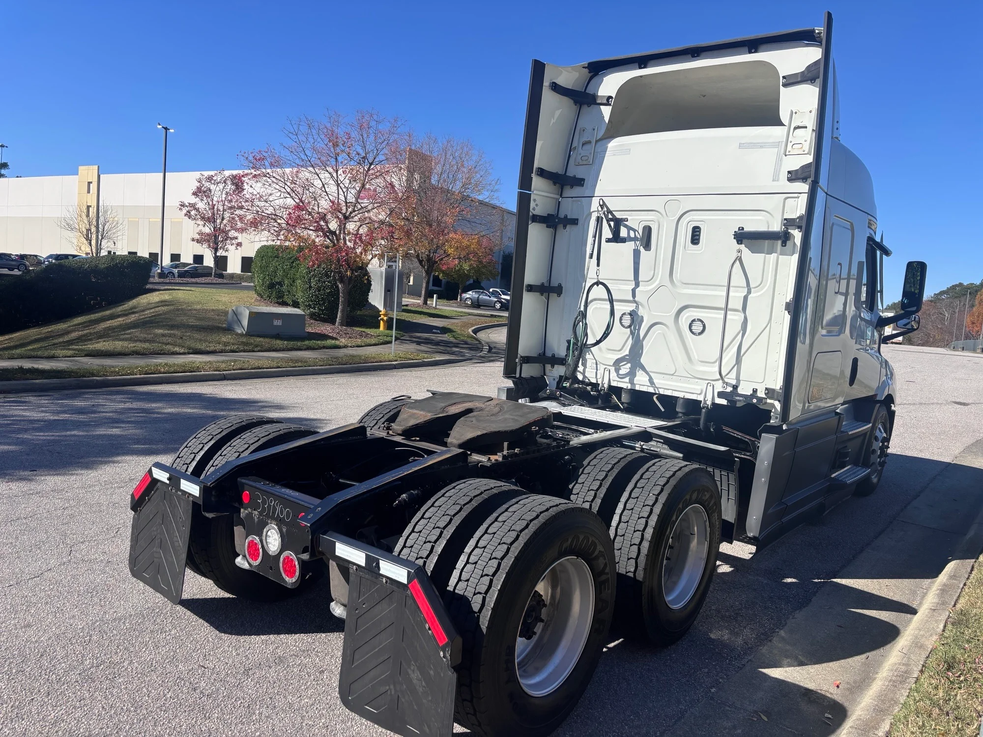 2021 Freightliner Cascadia - image 5