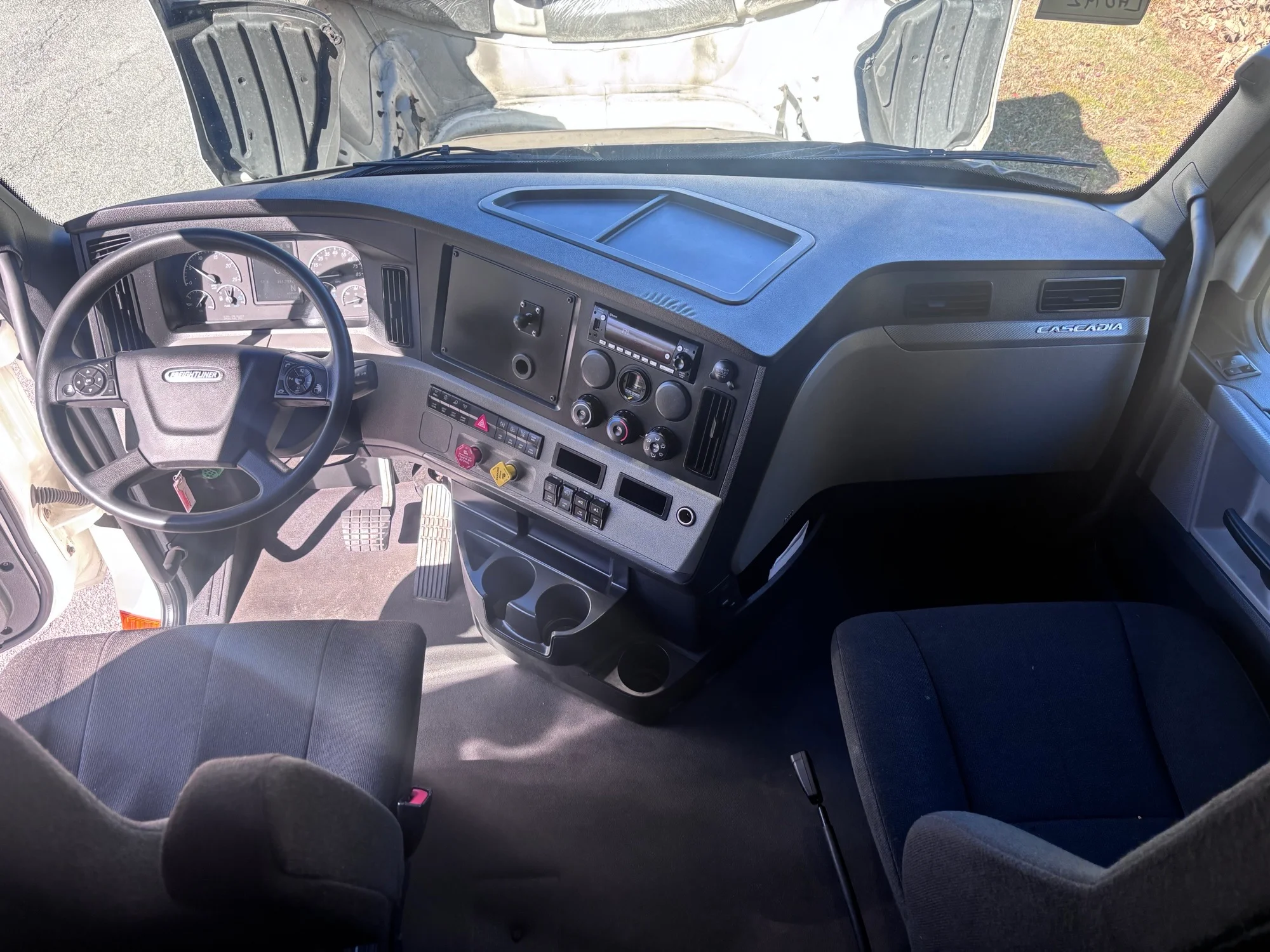 2021 Freightliner Cascadia - image 14