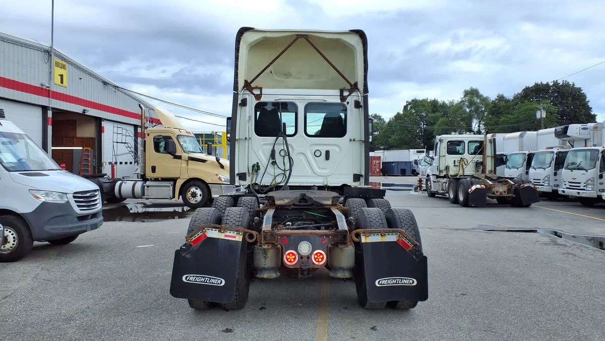 2020 Freightliner Cascadia in Salisbury, MA — photo 5