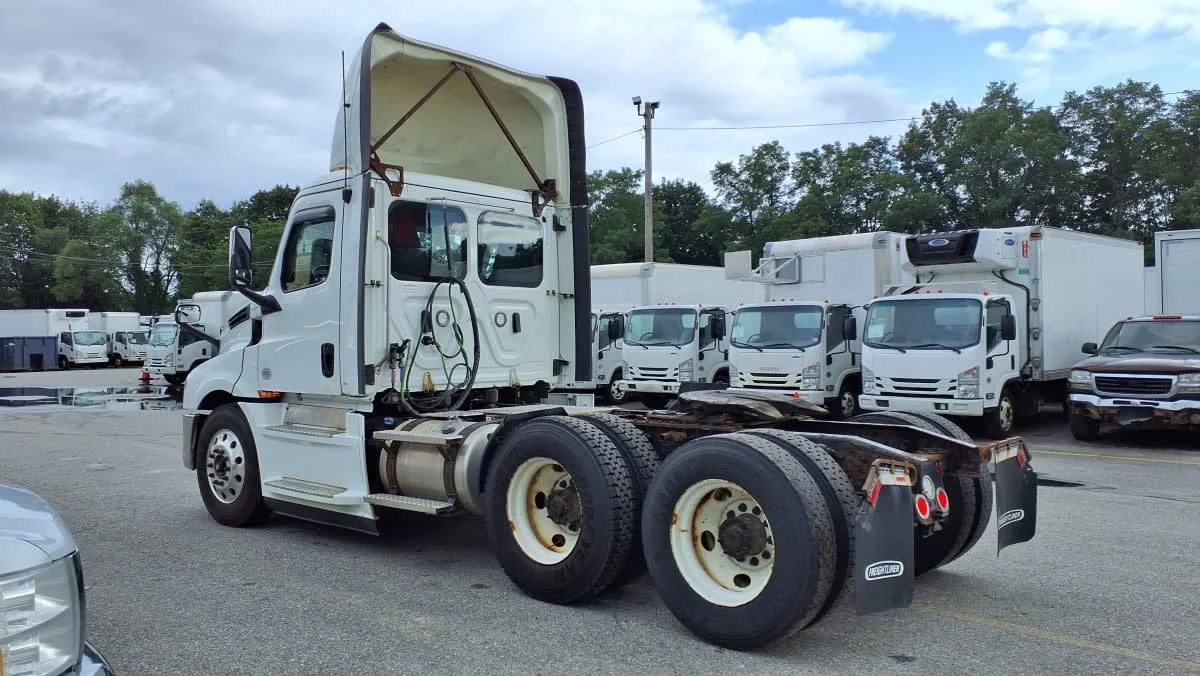 2020 Freightliner Cascadia in Salisbury, MA — photo 6