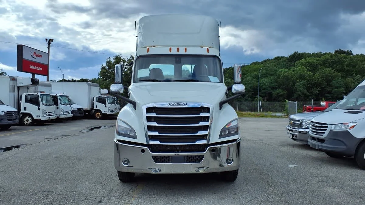 2020 Freightliner Cascadia in Salisbury, MA — photo 2