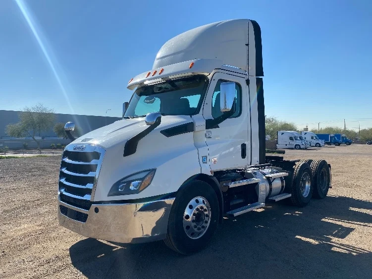 2021 Freightliner Cascadia in Phoenix, AZ — photo 3