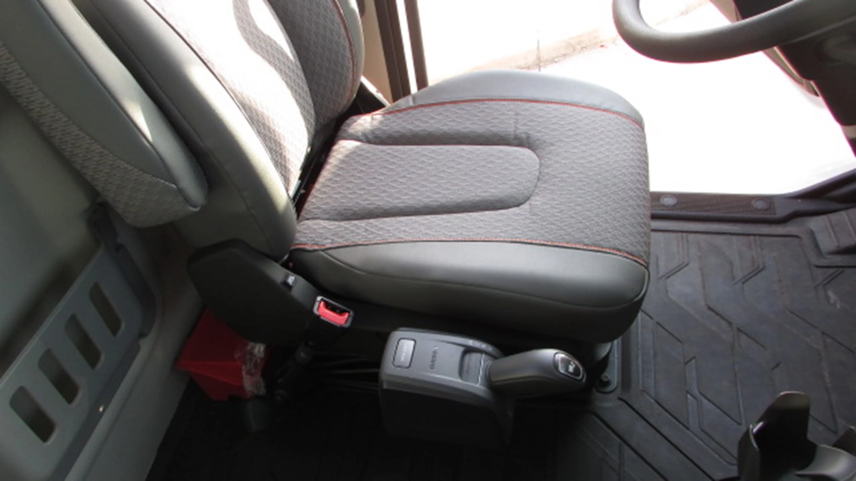 2025 Volvo in HOUSTON, TX — photo 8