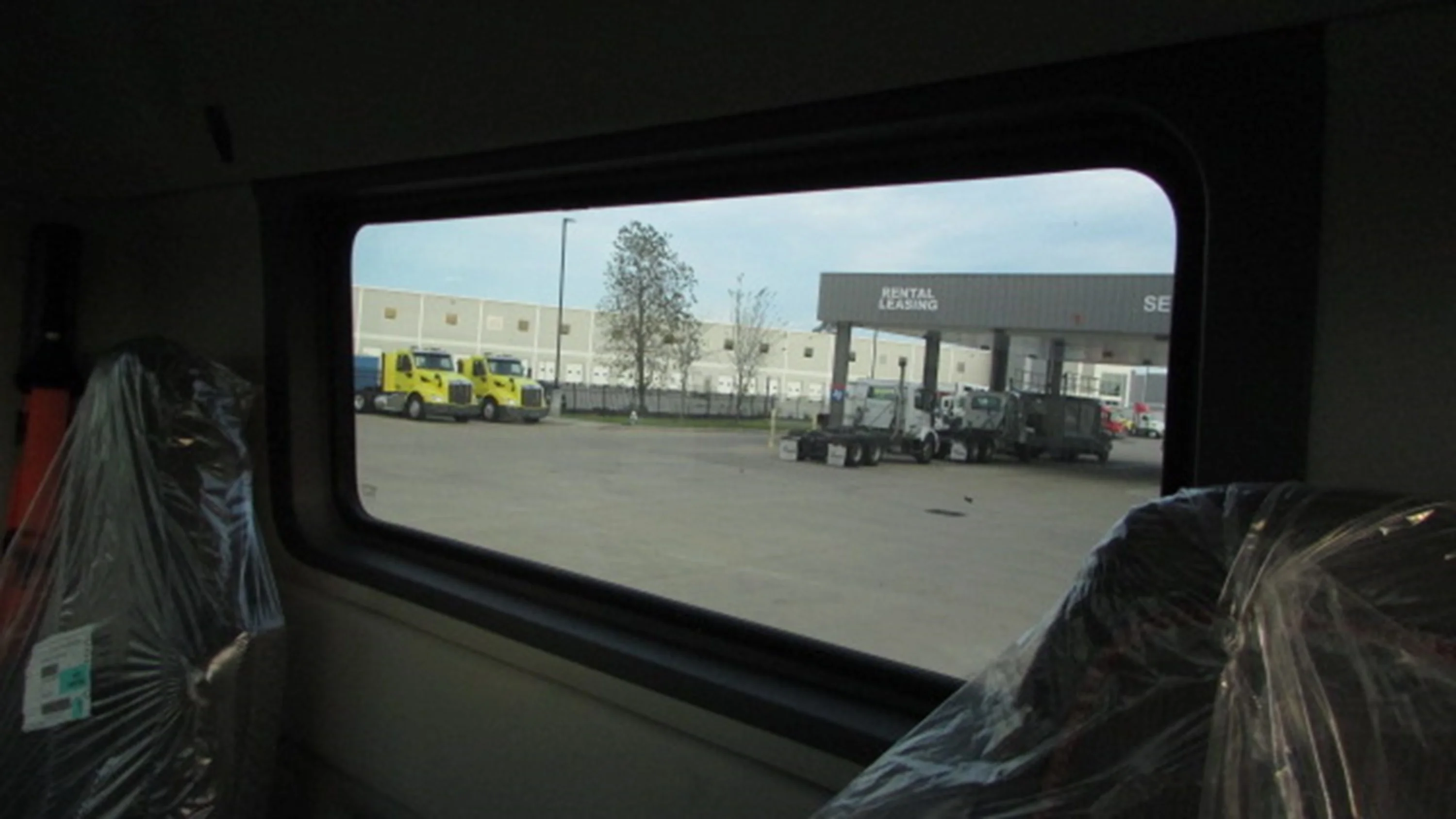 2025 Volvo VHD 300 in Houston, TX — photo 9