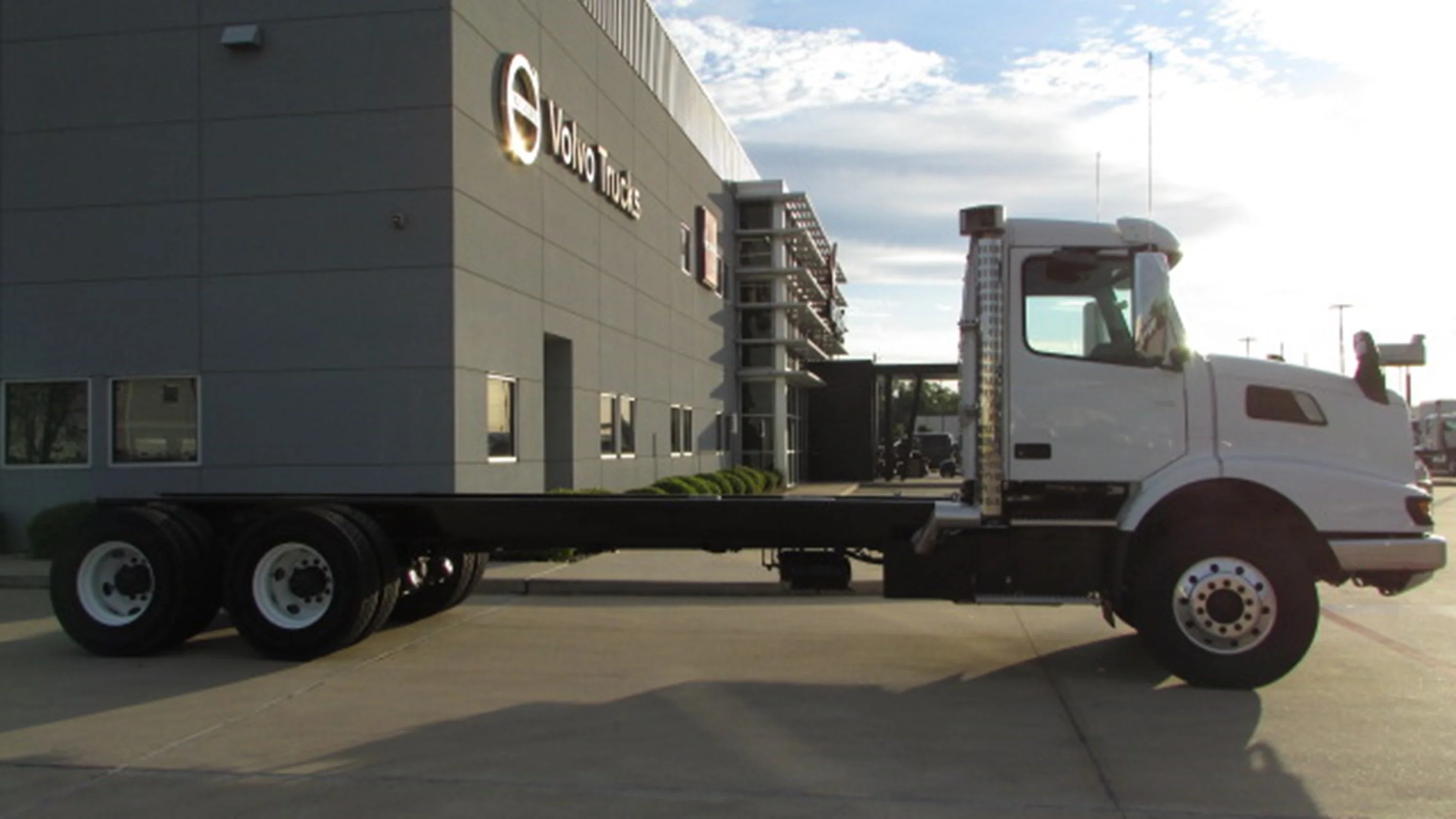 2025 Volvo in HOUSTON, TX — photo 3
