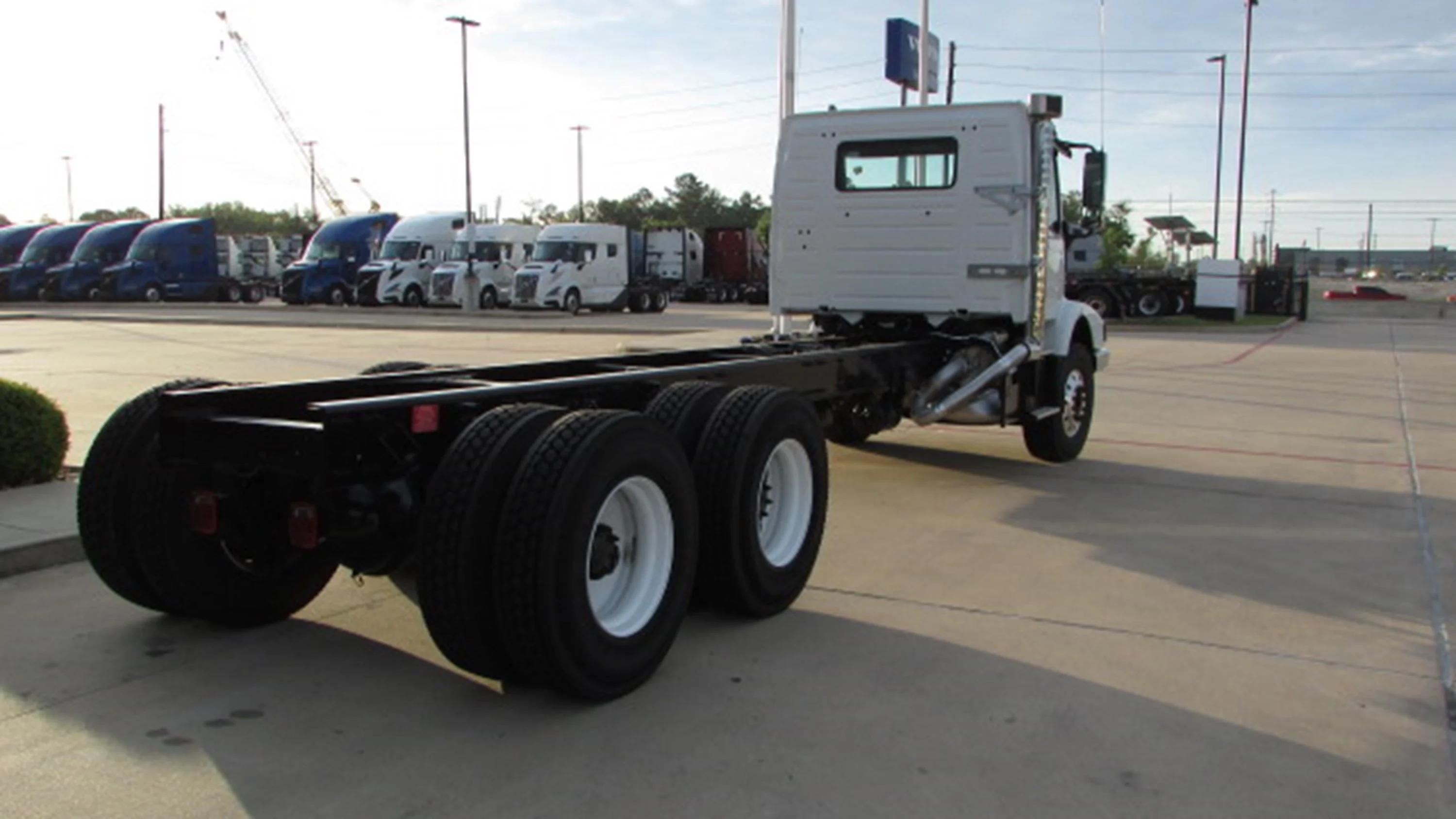 2025 Volvo VHD 300 in Houston, TX — photo 4