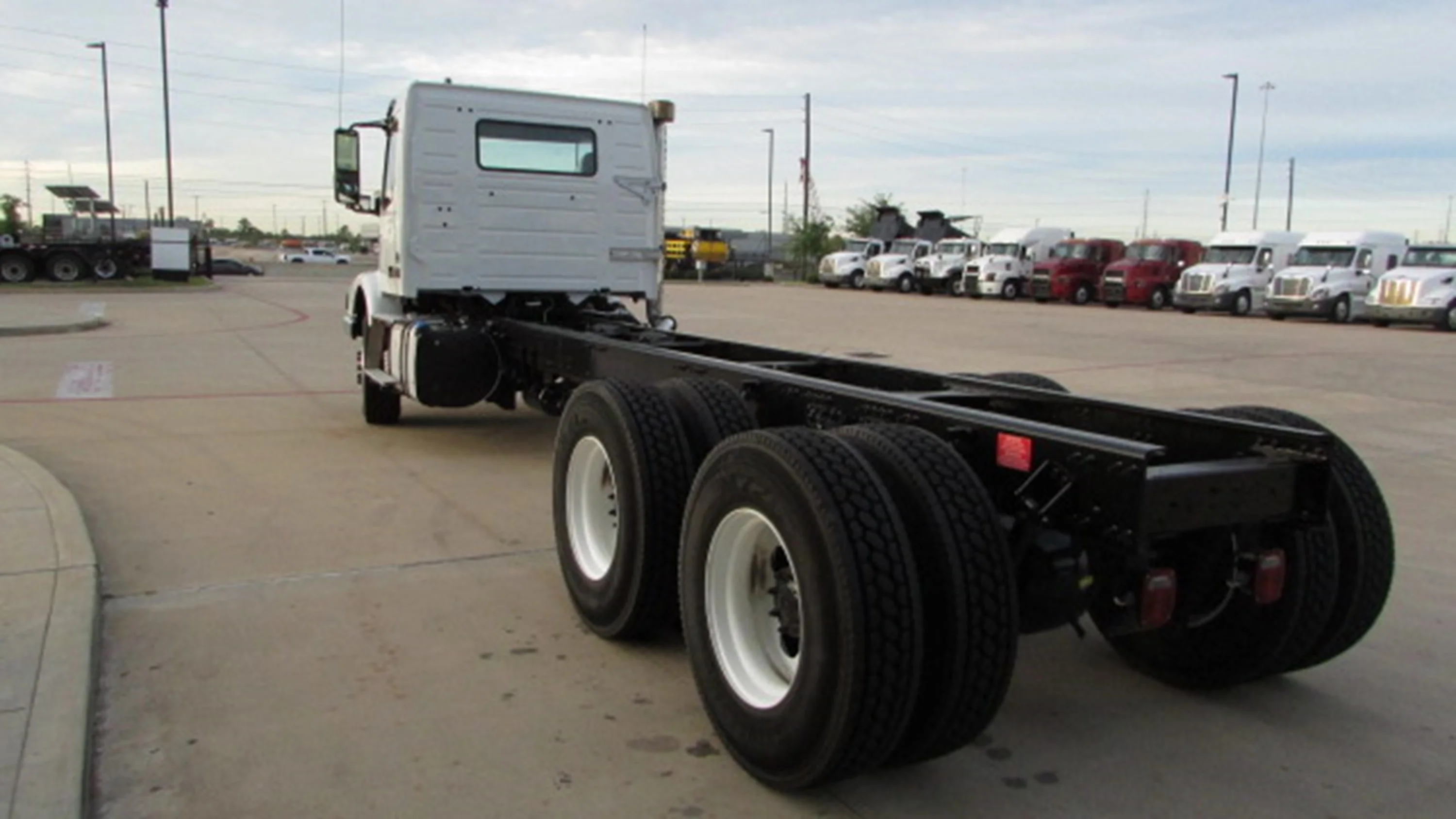 2025 Volvo VHD 300 in Houston, TX — photo 5
