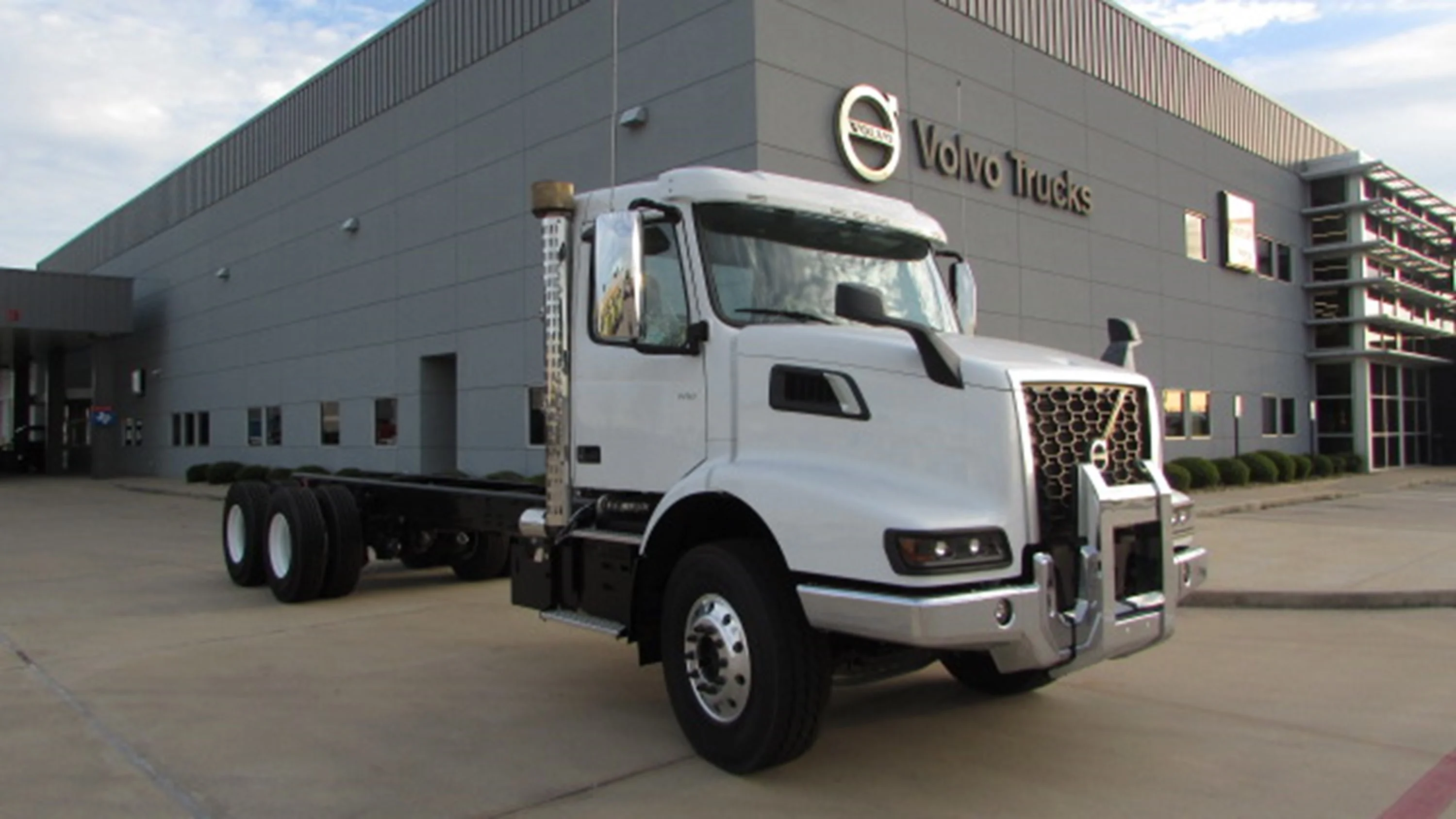2025 Volvo VHD 300 in Houston, TX — photo 2