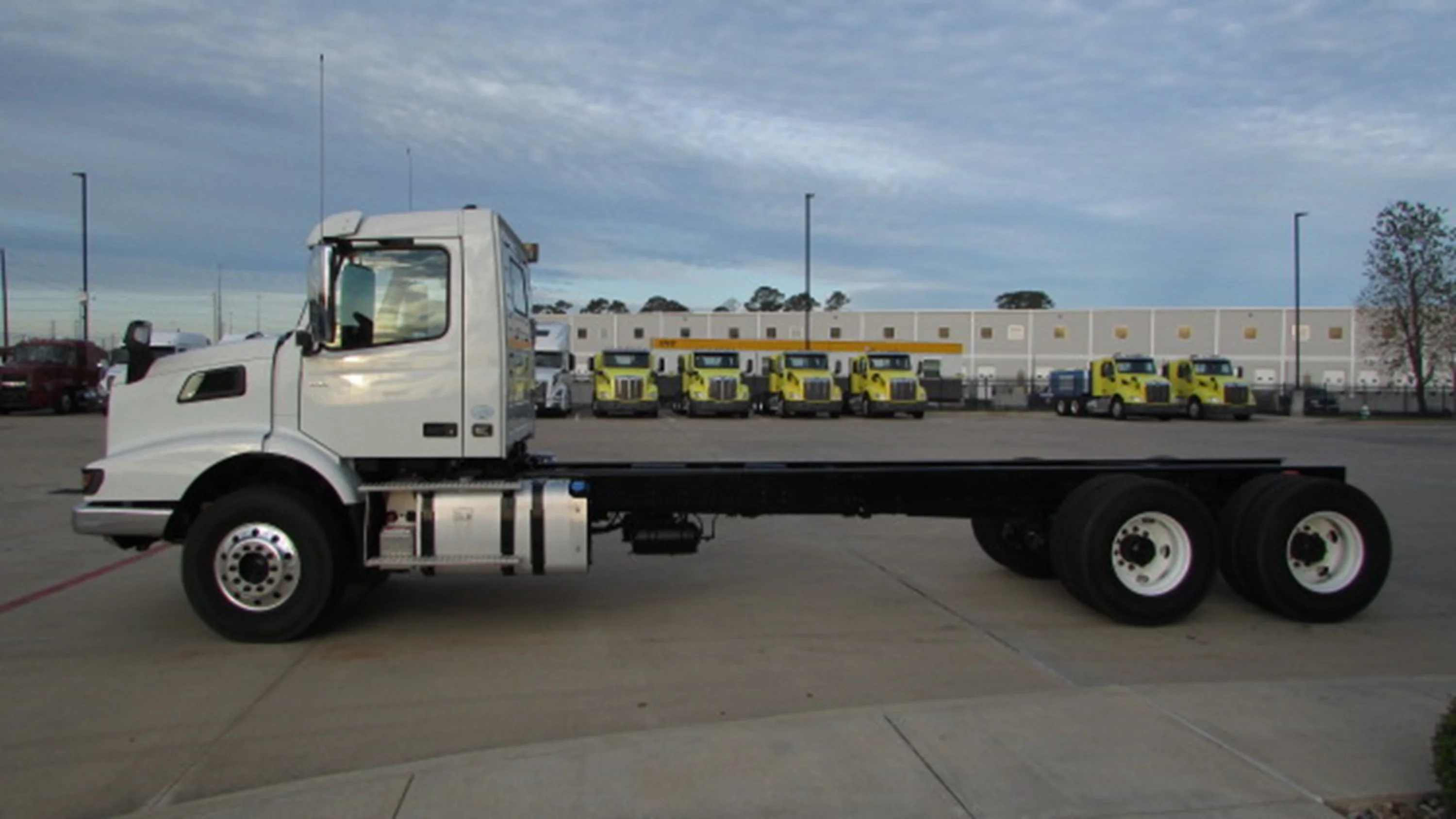 2025 Volvo VHD 300 in Houston, TX — photo 6