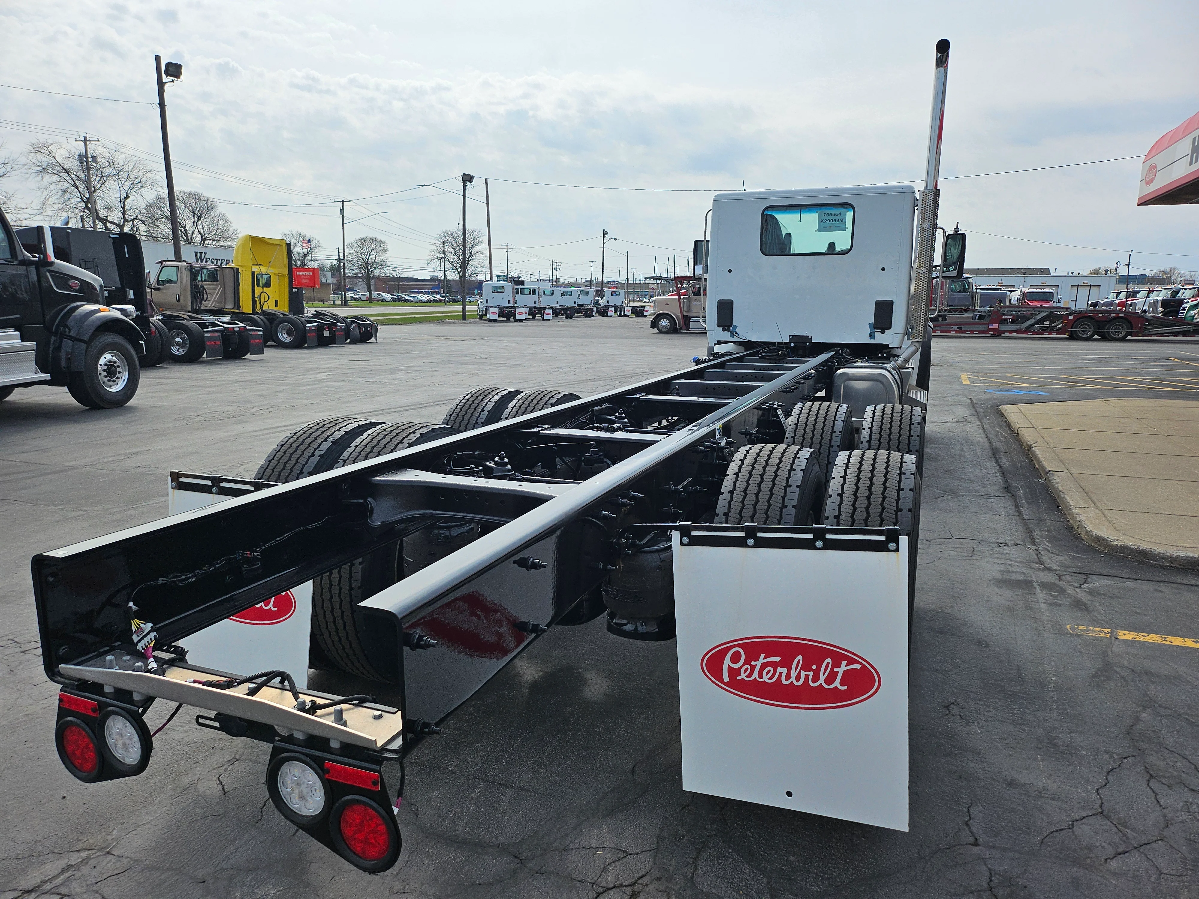 2025 Peterbilt 548 - image 4