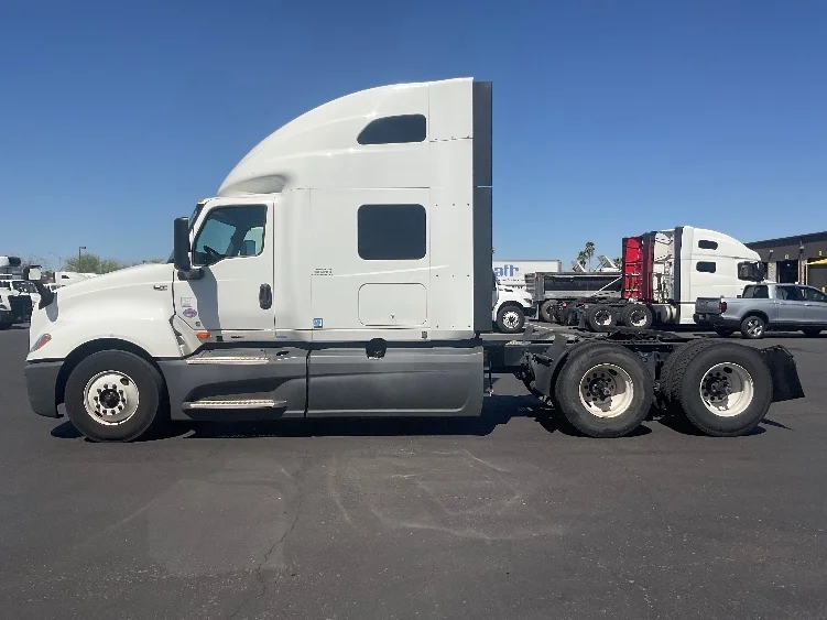 2023 International LT - image 4