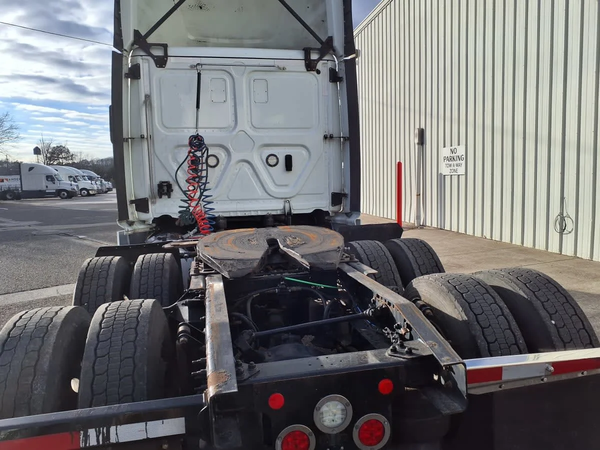 2019 Freightliner Cascadia in Knoxville, TN — photo 5