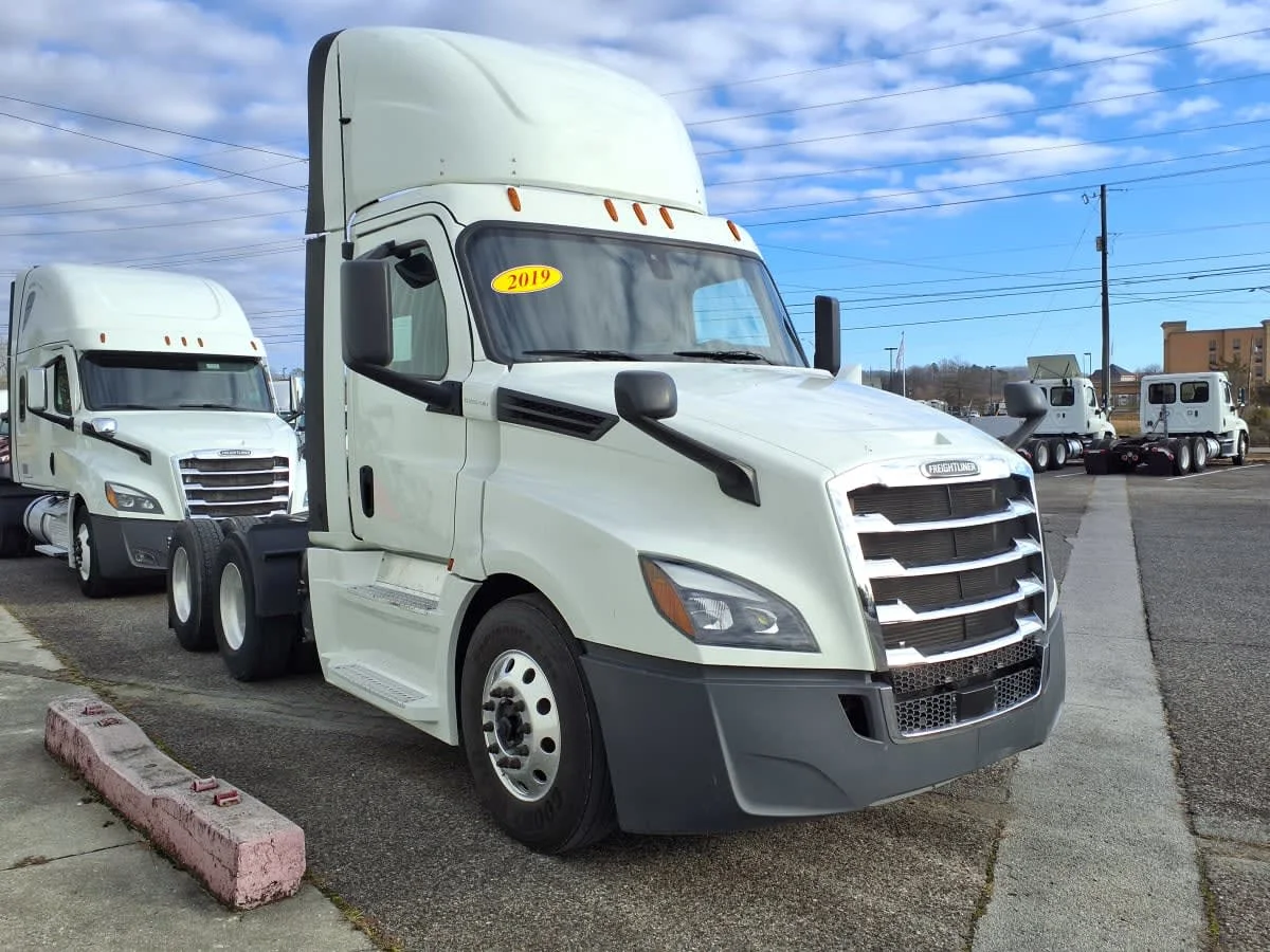 2019 Freightliner Cascadia in Knoxville, TN — photo 3