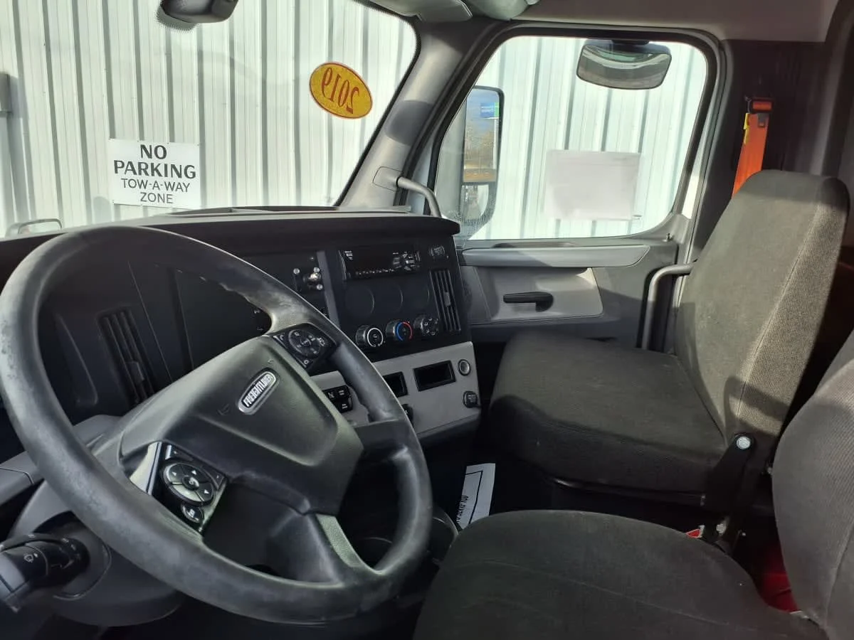 2019 Freightliner Cascadia in Knoxville, TN — photo 7