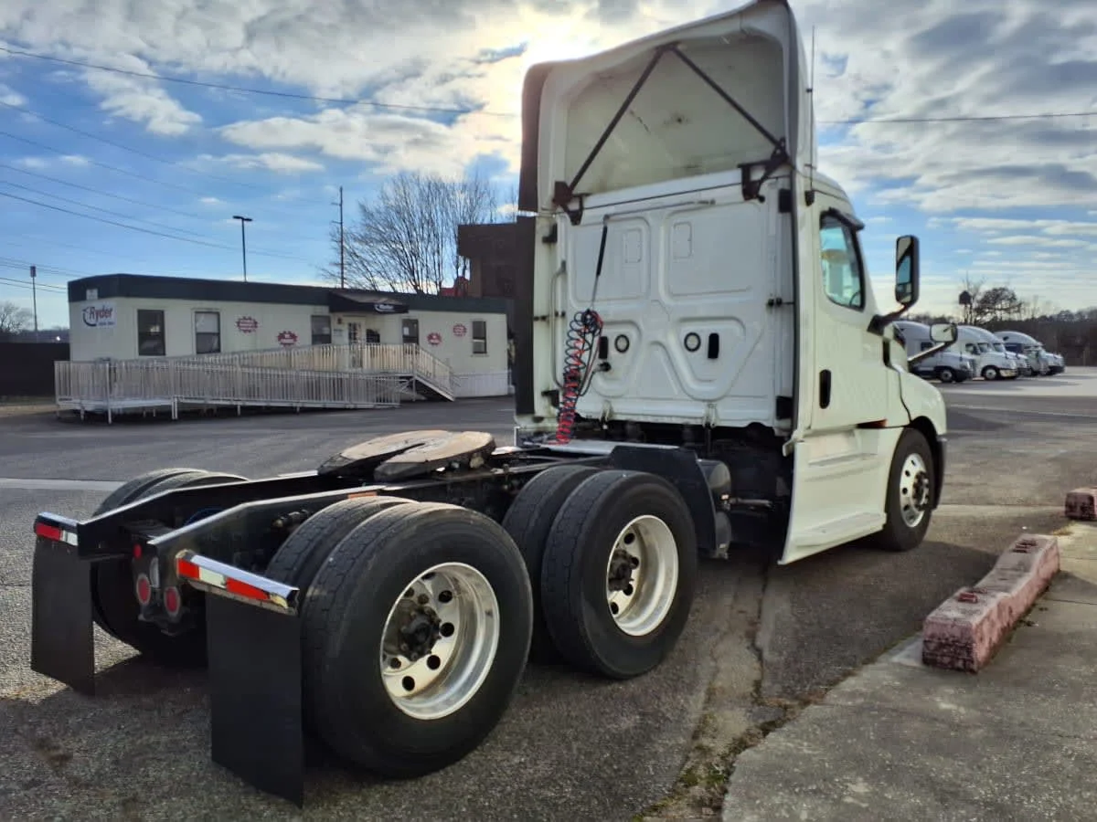 2019 Freightliner Cascadia in Knoxville, TN — photo 4