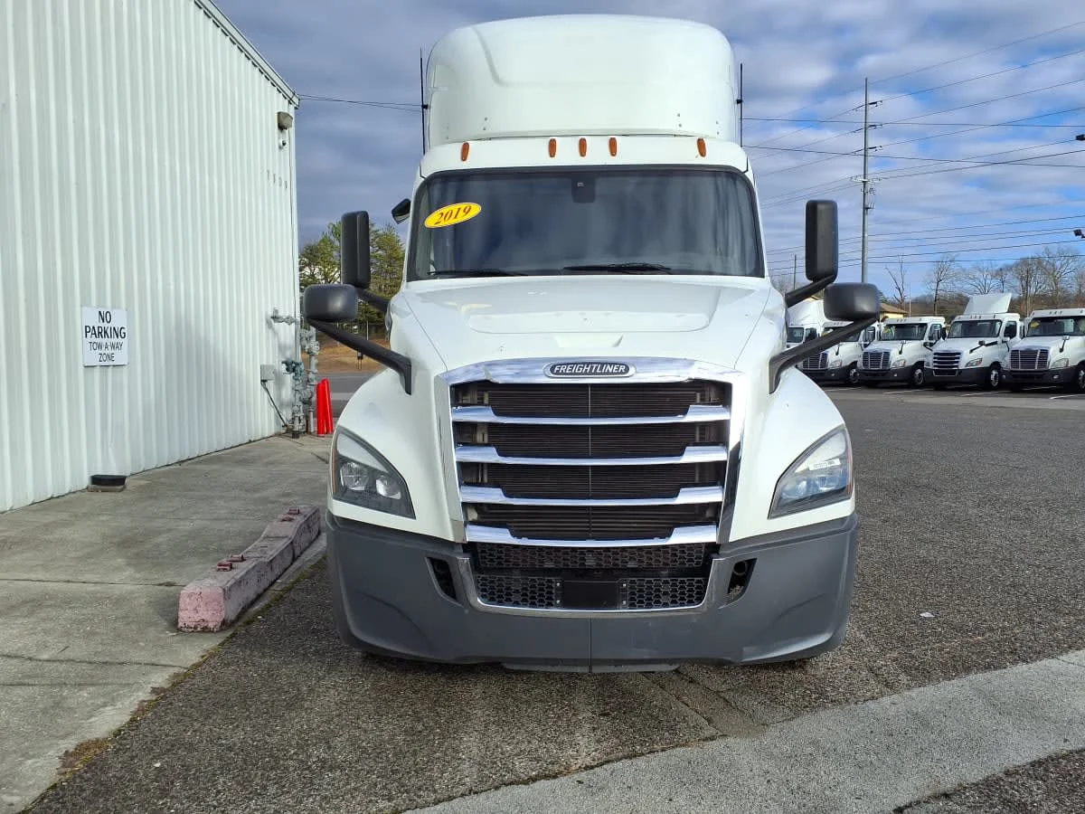 2019 Freightliner Cascadia in Knoxville, TN — photo 2
