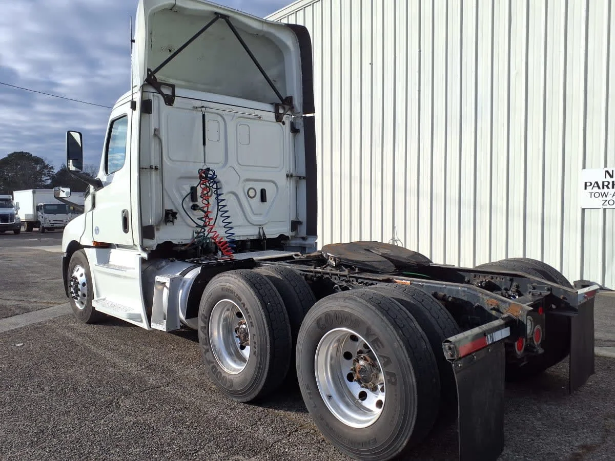 2019 Freightliner Cascadia in Knoxville, TN — photo 6