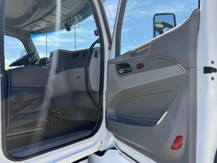 2021 Peterbilt 579 — photo 23