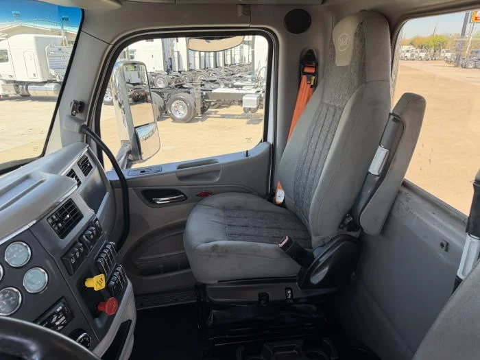 2021 Peterbilt 579 — photo 26